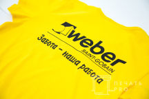 Печать надписи Weber на футболках